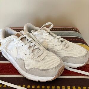 Women’s Nike size 7 sneaker